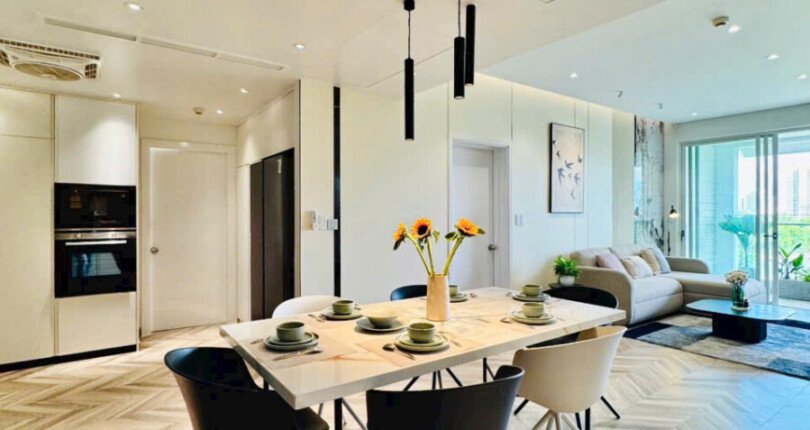 khong gian phong an va phong khach 810x430 - Giá mua bán căn hộ 4pn AD4-5 lầu 5 view sông chung cư Riverside Residence t8/2025