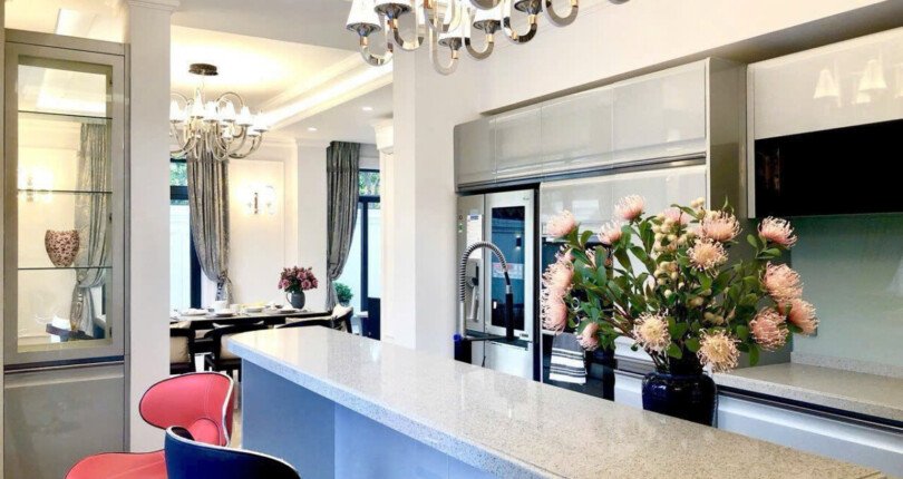 khong gian phong khach 810x430 - Giá cho thuê nhà Biệt thự đơn lập Phú Mỹ Hưng có hồ bơi T8/2025