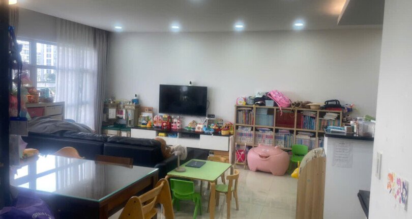 khong gian phong khach can ho 810x430 - Giá mua bán căn hộ 3pn Tháp E chung cư Happy Valley T8/2025