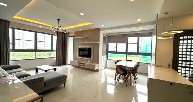 khong gian phong khach rong rai 810x430 - Hàng hiếm bán căn hộ số 05 tòa nhà D chung cư Green Valley phường Tân Mỹ