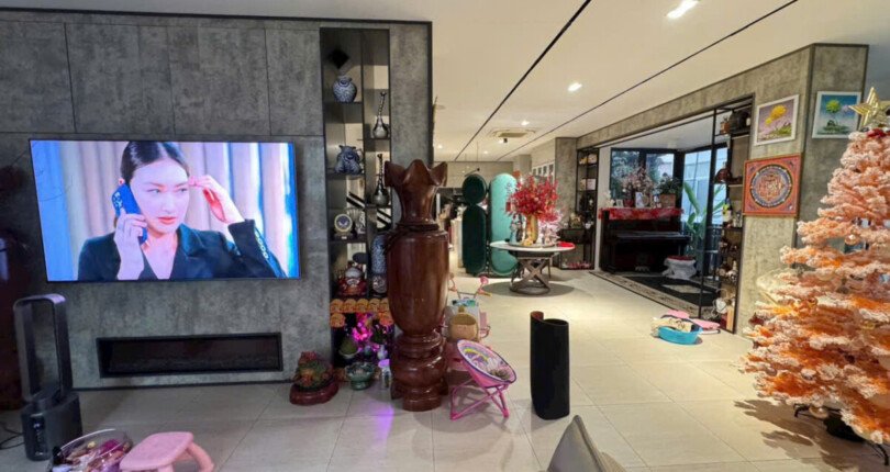 khong gian phong khach tang 1 810x430 - Giá mua bán nhà Biệt thự mặt đường Đặng Đức Thuật kdc Mỹ Kim 2 phường Tân Hưng T8/2025