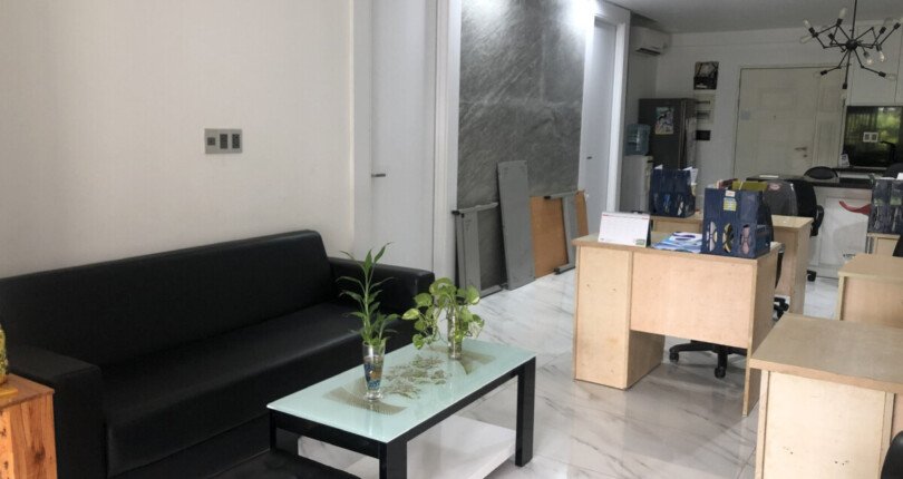 phong khach can ho ban 15 810x430 - Giá mua bán căn hộ Ground House khối đế tòa D chung cư Scenic Valley 1 phường Tân Mỹ T8/2025