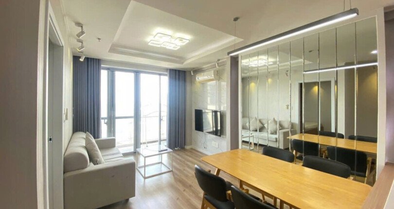 phong khach can ho ban 33 810x430 - Cần bán căn hộ 80m2, chung cư Scenic Valley 1, giá 7 tỷ, nhà đầy đủ nội thất, xem nhà dễ.