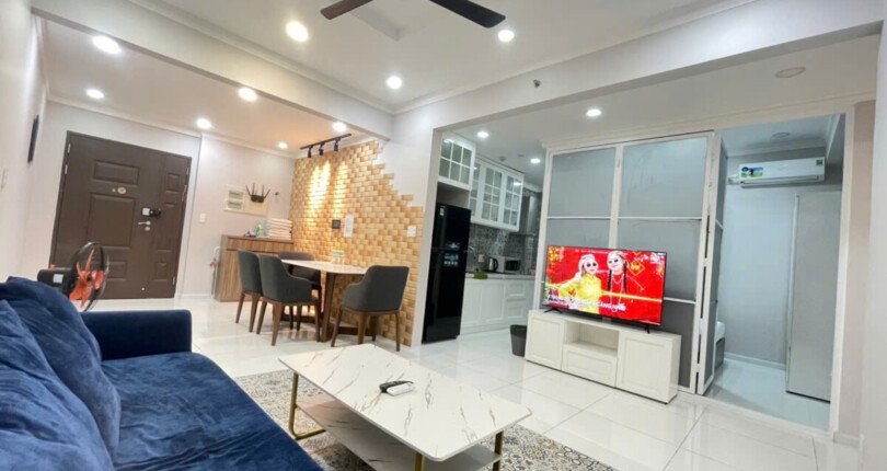 phong khach can ho can cho thue 810x430 - Cho thuê căn hộ chung cư Scenic Valley 1, 03pn, giá 20tr/tháng, nhà đẹp, đầy đủ nội thất.