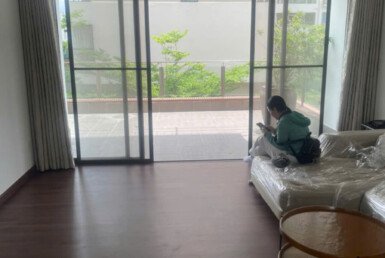 phong-khach-can-ho-lien-ke-ban-cong-san-vuon