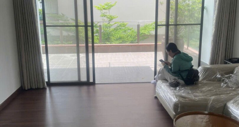 phong khach can ho lien ke ban cong san vuon 810x430 - Giá mua bán căn hộ sân vườn chung cư The Panorama Phú Mỹ Hưng T8/2025