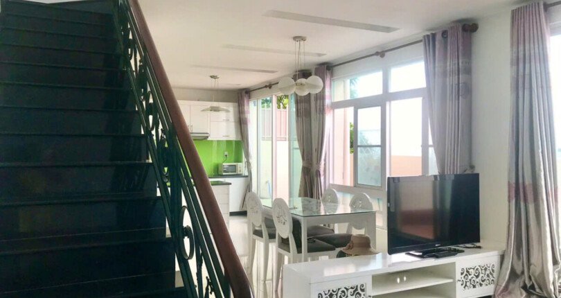 phong khach penthuose can ho can ban gap 810x430 - Bán căn hộ Penthouse chung cư Sky Garden 3, diện tích 174m2, giá 8.4 tỷ , nhà đang có hợp đồng thuê.