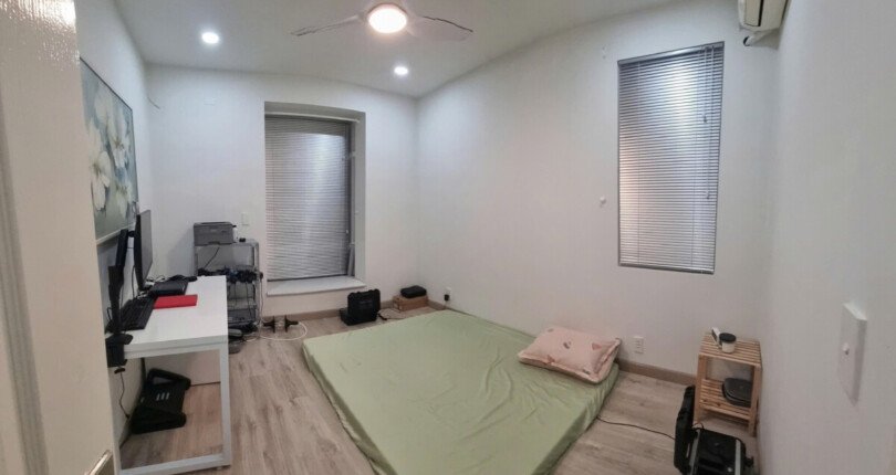 phong ngu rong rai 810x430 - Giá mua bán căn hộ 56m2 tòa 14A view sông chung cư Sky Garden 3 phường Tân Hưng T9/2025
