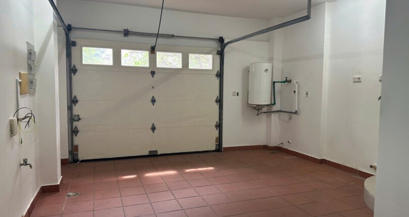 phong ngu trong nha biet thu ban 810x430 - Giá mua bán nhà Biệt thự nguyên căn góc đường Nội khu Phú Gia phường Tân Hưng T9/2025