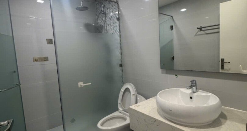toilet can ho ban 810x430 - Giá mua bán căn hộ 3pn tháp D chung cư Green Valley phường Tân Mỹ T8/2025