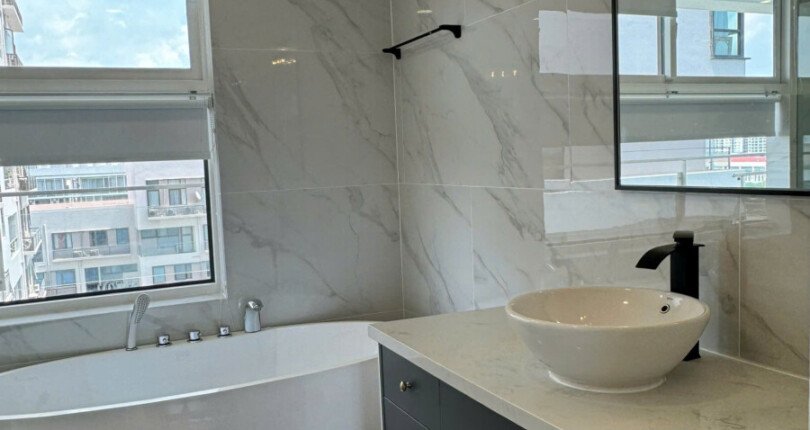 toilet sang trong co bon tam nam 810x430 - Giá mua bán căn hộ 3pn - 164m2 Tháp C chung cư The Panorama phường Tân Hưng T8/2025