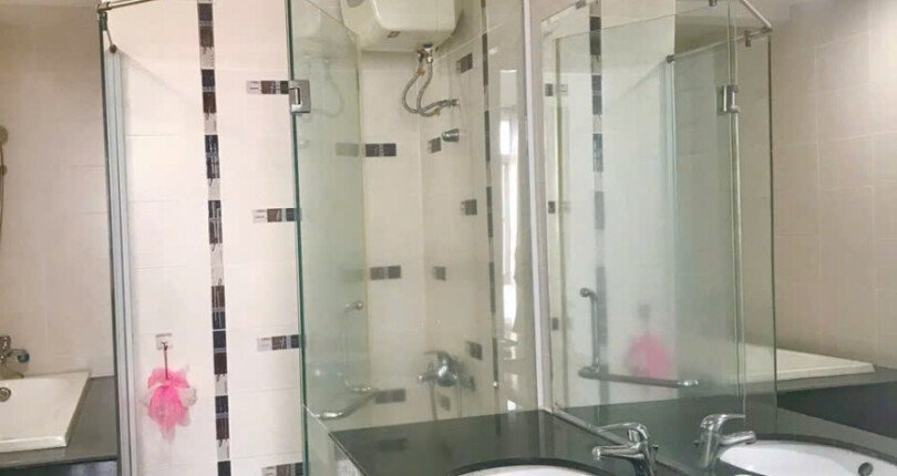 tollet penthouse can ho can ban 810x430 - Bán căn hộ Penthouse chung cư Sky Garden 3, diện tích 174m2, giá 8.4 tỷ , nhà đang có hợp đồng thuê.