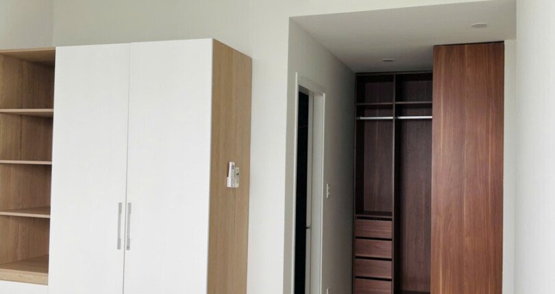 tu quan ao va may lanh phong ngu 810x430 - Giá mua bán căn hộ 2pn tòa A chung cư Green Valley phường Tân Mỹ T8/2025