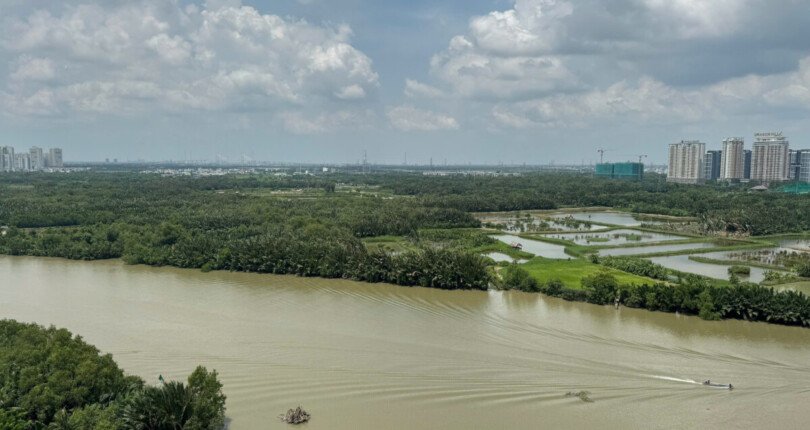 view ban cong can ho ban lien ke song 810x430 - Bán căn hộ 3pn Tháp A chung cư The Panorama view sông, nội thất cao cấp, giá 18,5 tỷ