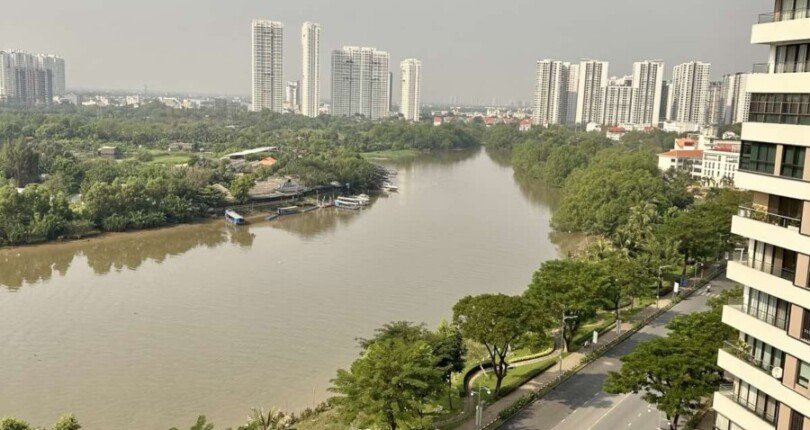 view can ho lien ke song 810x430 - Giá cho thuê căn hộ 3 phòng ngủ, lầu cao, view sông Tháp C chung cư The Panorama T8/2025