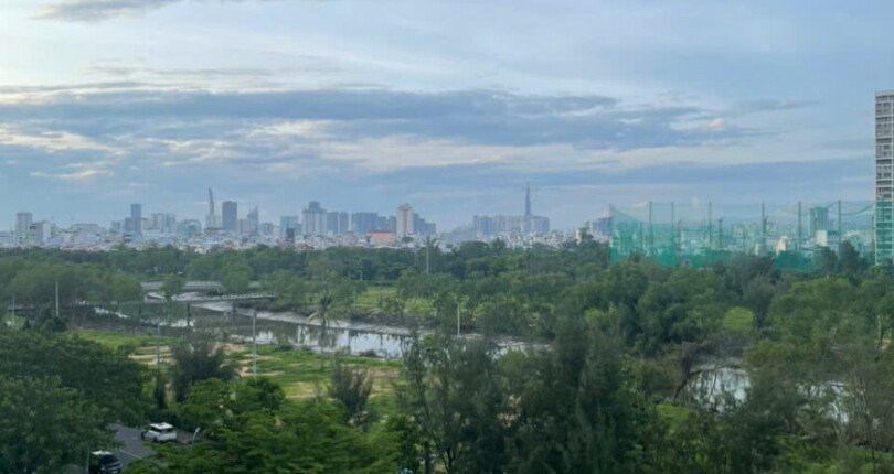 view phong khach can ho ban 810x430 - Bán gấp căn hộ số 01 block L chung cư Happy Valley phường Tân Hưng giá 8,5 tỷ