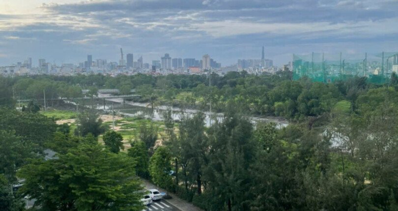 view phong khach truc dien song 810x430 - Giá mua bán căn hộ 3pn số 01 view sông chung cư Happy Valley phường Tân Hưng T9/2025