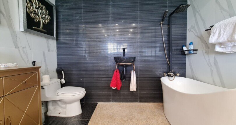 wc can ho can ban co bon tam 810x430 - Bán căn hộ chung cư Green Valley, diện tích 121m2, 03pn, giá 11,5 tỷ, nhà đẹp, đủ nội thất, view sân golf.