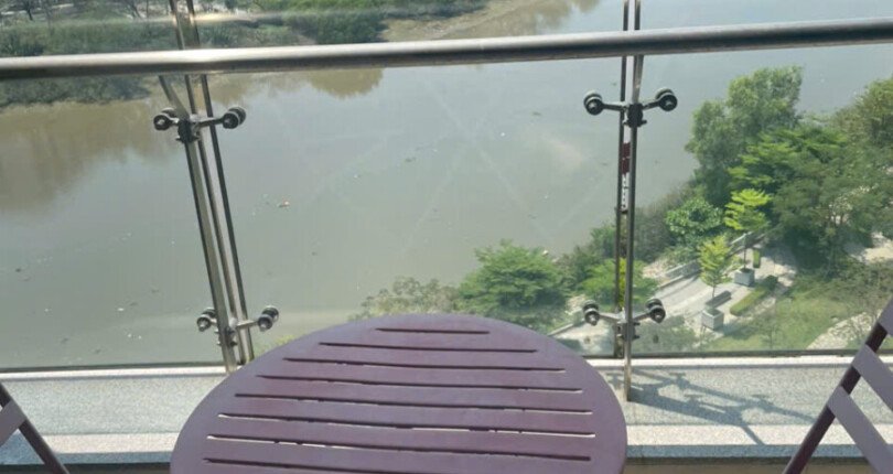 ban cong phong khach can ho lien ke song 810x430 - Giá mua bán căn hộ 3pn tòa nhà C chung cư Riverpark Premier phường Tân Hưng T9/2025