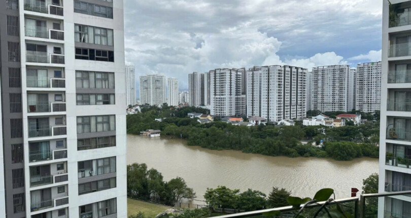 ban cong phong khach thay song 810x430 - Giá mua bán căn hộ 3pn tòa A chung cư Riverpark Premier T10/2025