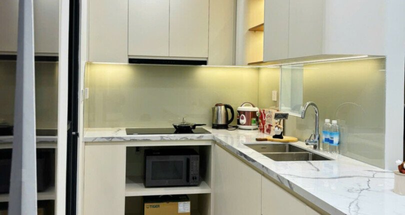 bep trong can ho ban 1 810x430 - Giá mua bán căn hộ 3pn tòa B view hồ bơi chung cư Cardinal Court Phú Mỹ Hưng T9/2025