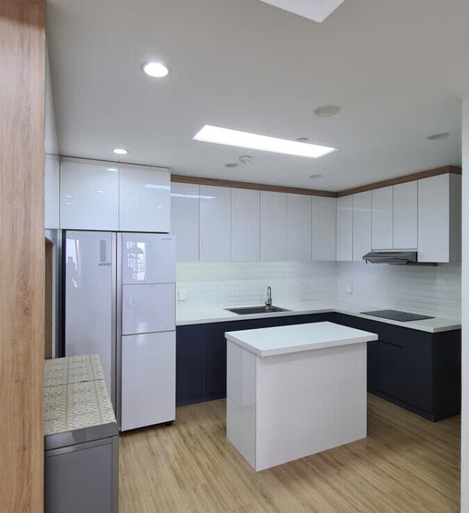 bep trong can ho ban 3 675x738 - Bán gấp căn hộ 3pn tòa D, căn góc, lầu cao, view hồ bơi chung Scenic Valley 1 giá 9,1 tỷ