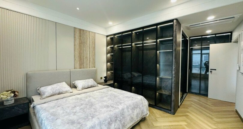 cac phong ngu day du thiet bi noi that cao cap 810x430 - Giá mua bán căn hộ 3pn tòa A chung cư Riverside Residence phường Tân Mỹ T10/2025