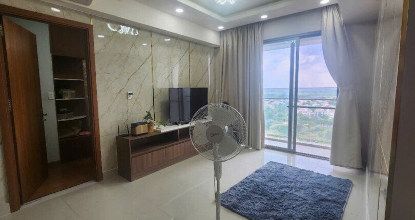 can canh phong khach can ho ban 810x430 - Giá mua bán căn hộ 2pn tòa C view Biệt thự chung cư Hưng Phúc Happy Residence t9/2025