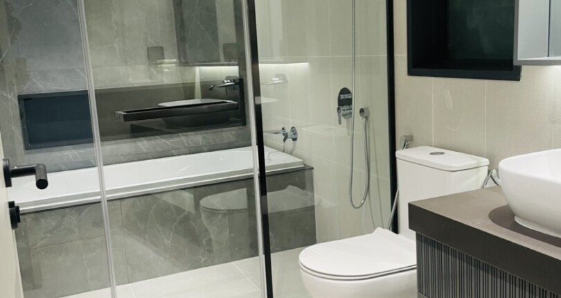 can ho ban co 2 toilet hoan thien nhu hinh 810x430 - Giá mua bán căn hộ 3pn tòa nhà B chung cư Cardinal Court Phú Mỹ Hưng T9/2025