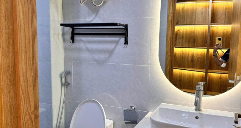can ho cho thue co 3 toilet day du thiet bi nhu hinh 810x430 - Chủ nhà gửi bán gấp căn hộ Duplex 4pn chung cư Scenic Valley 1 giá 9,5 tỷ
