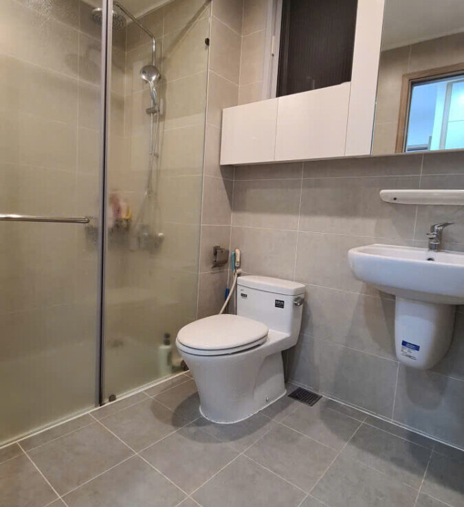 can ho co 2 toilet day du thiet bi 1 675x738 - Bán gấp căn hộ 3pn tòa D, căn góc, lầu cao, view hồ bơi chung Scenic Valley 1 giá 9,1 tỷ