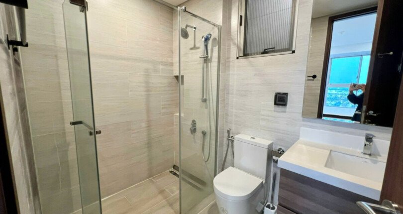 can ho co 2 toilet day du thiet bi 810x430 - Giá mua bán căn hộ 2pn tòa D lầu 19 chung cư Midtown Phú Mỹ Hưng T9/2025