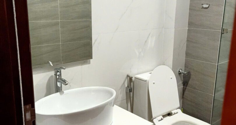 can ho co 2 toilet hoan thien nhu hinh 3 810x430 - Giá mua bán căn hộ 3pn tòa A chung cư Hưng Phúc Happy Residence T9/2025