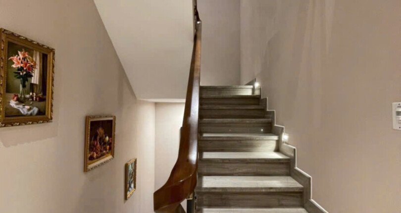 cau thang len lau 1 810x430 - Giá mua bán nhà Biệt thự tứ lập căn góc mặt Đường 17 Khu phố Mỹ Gia phường Tân Mỹ T9/2025