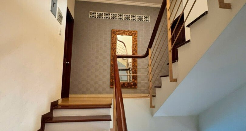cau thang len lau 810x430 - Giá mua bán nhà nguyên căn Khu biệt thự Hưng Thái 1 phường Tân Hưng T10/2025
