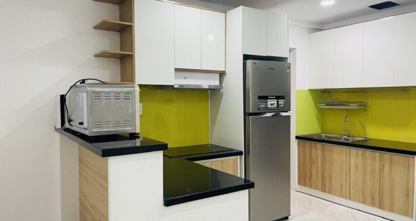 hinh anh bep can ho cho thue 810x430 - Cho thuê căn hộ chung cư Scenic Valley 1, 80m2, 02pn, giá 22tr/tháng, bao VAT, nội thất đầy đủ, xem nhà dễ.