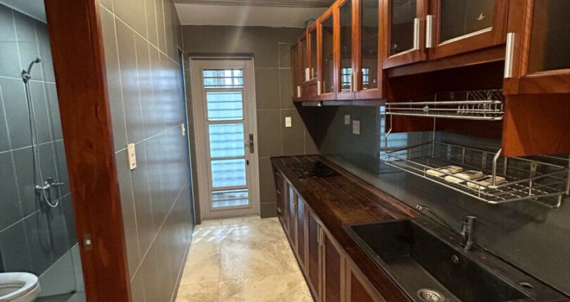 khong gian bep 3 810x430 - Giá mua bán căn hộ tầng trệt Ground house chung cư Scenic Valley 1 T10/2025