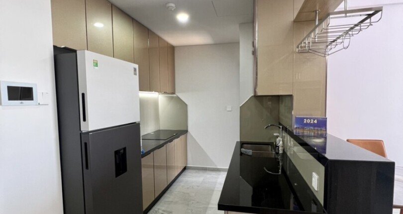 khong gian bep 810x430 - Giá mua bán căn hộ 2pn tòa A căn 08 chung cư Cardinal Court phường Tân Mỹ T9/2025