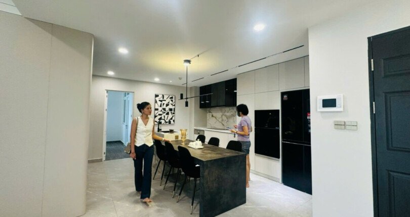 khong gian bep rong rai 12 810x430 - Giá mua bán căn hộ 3pn tòa A chung cư Riverside Residence phường Tân Mỹ T10/2025