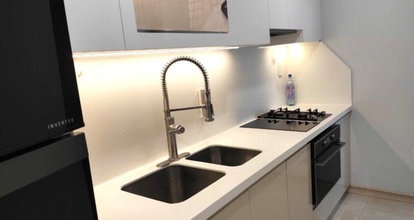 khong gian bep rong rai 4 810x430 - Mua bán căn hộ 2pn 2 ban công tòa B có ô xe chung cư Hưng Phúc Nguyễn Lương Bằng giá 7 tỷ