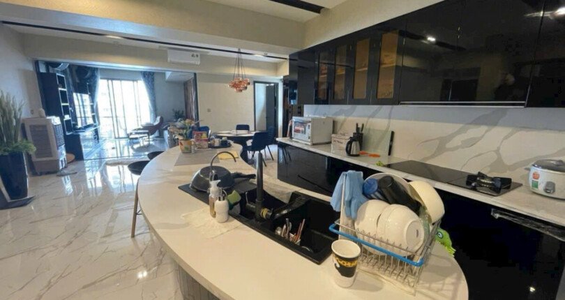 khong gian bep rong rai 6 810x430 - Giá mua bán cặp căn hộ thông nhau 4pn tòa B chung cư Saigon South Residences T10/2025