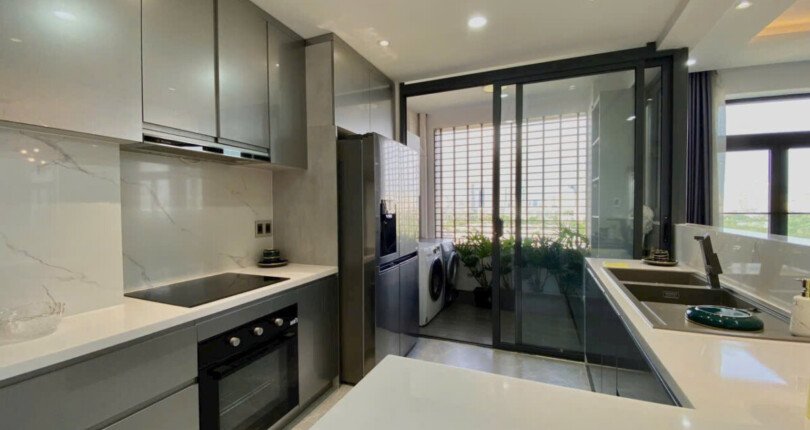 khong gian bep rong rai 7 810x430 - Giá mua bán căn hộ 3pn chung cư The Panorama Phường Tân Hưng T10/2025