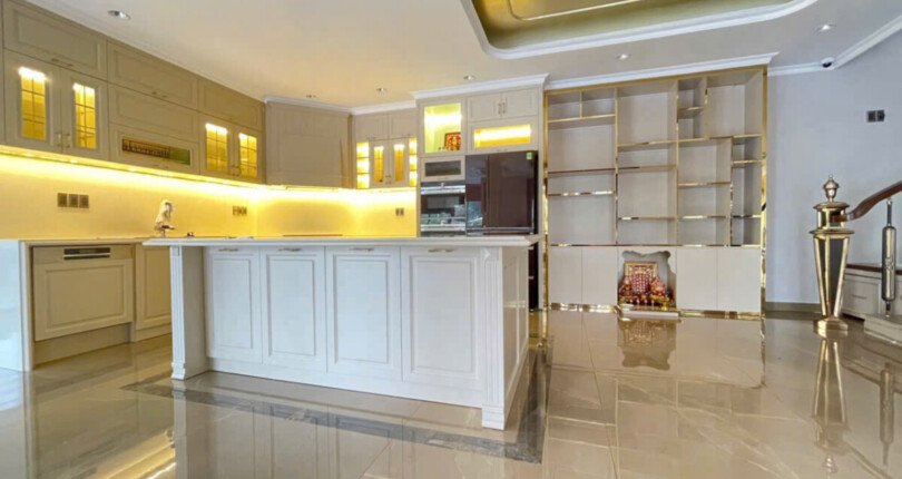 khong gian bep rong rai sang trong 810x430 - Giá mua bán nhà Biệt thự tứ lập căn góc mặt Đường 17 Khu phố Mỹ Gia phường Tân Mỹ T9/2025