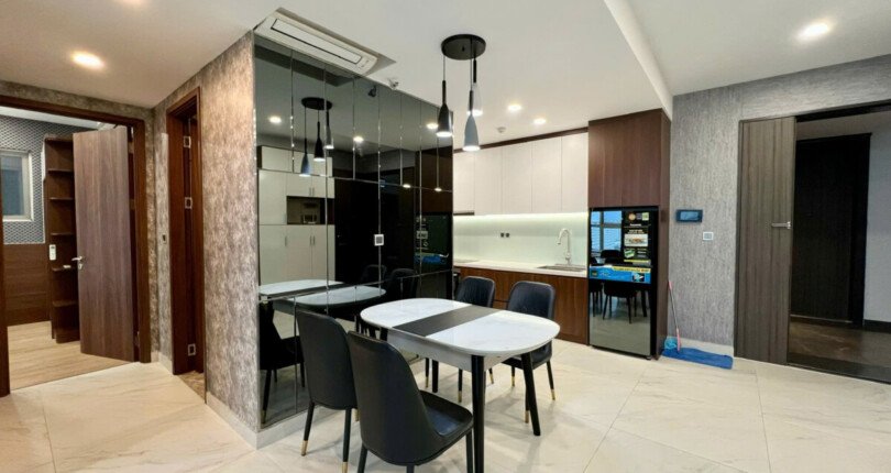 khong gian phong an va bep can ho ban 810x430 - Giá mua bán căn hộ 2pn tòa D lầu 19 chung cư Midtown Phú Mỹ Hưng T9/2025