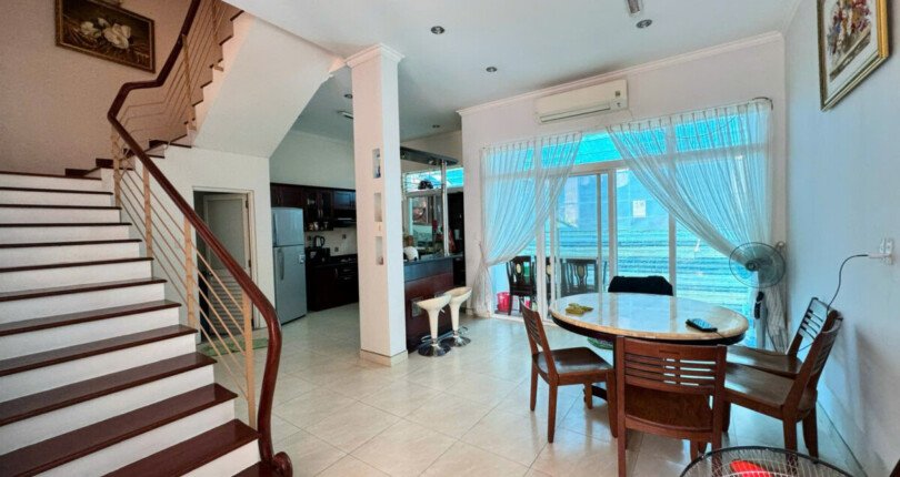 khong gian phong an va bep tang g 810x430 - Giá mua bán nhà nguyên căn Khu biệt thự Hưng Thái 1 phường Tân Hưng T10/2025