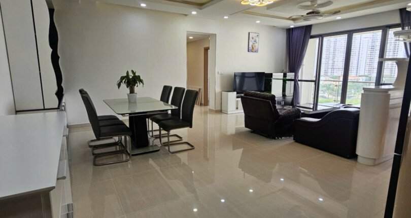 khong gian phong an va phong khach rong rai 810x430 - Giá mua bán căn hộ 3pn tòa nhà C chung cư Riverpark Premier phường Tân Hưng T9/2025