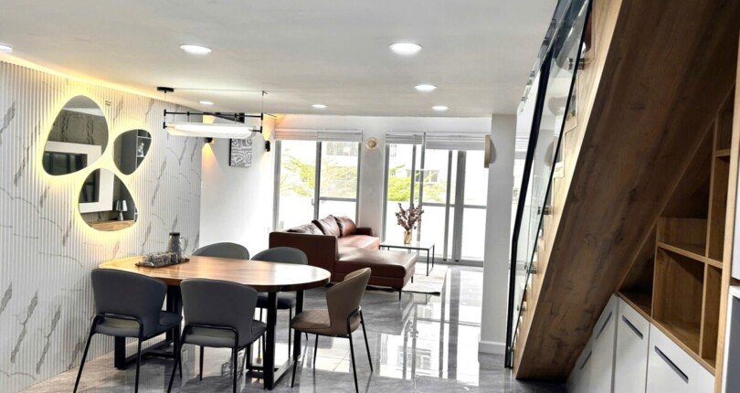 khong gian phong khach can ho ban 810x430 - Chủ nhà gửi bán gấp căn hộ Duplex 4pn chung cư Scenic Valley 1 giá 9,5 tỷ