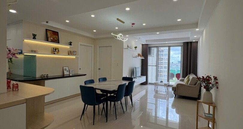 phong khach can ho ban 14 810x430 - Bán căn hộ 77m2 chung cư Scenic Valley 1, căn góc, 02pn, giá 7 tỷ, đầy đủ nội thất, xem nhà dễ.