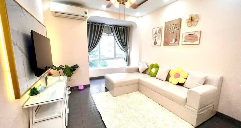 phong khach can ho ban 20 810x430 - Cần bán căn hộ 68m2, chung cư Sky Garden 3, giá 4.850 tỷ, nhà đẹp, đang có hợp đồng thuê ổn định.