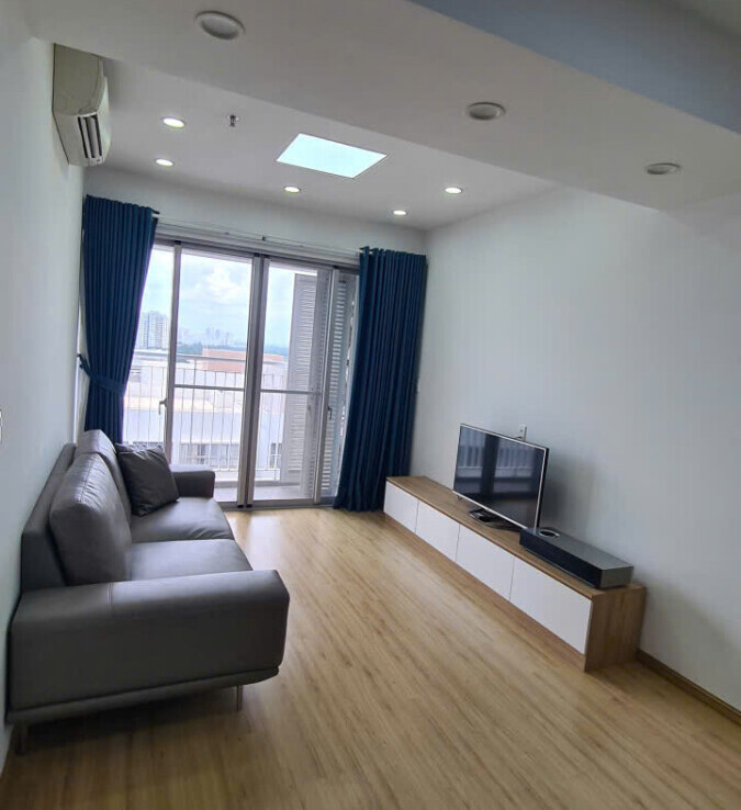 phong khach can ho ban 29 675x738 - Bán gấp căn hộ 3pn tòa D, căn góc, lầu cao, view hồ bơi chung Scenic Valley 1 giá 9,1 tỷ